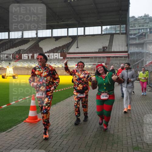 07.12.2025 - St. Pauli X-Mass-Run No. 15 Fabian Wolf http://msf.ph/oto/9394596 07.12.2025 10:25:55 Ziel 50, 211, 369, 374, 387, 398, 422, 1069, 1227, 1538, 1561, 1581, 1586, 2041, 2104, 2106, 2149, 2191, 2215, 2896, 3779, 3805, 3910, 3918, 4300, 4301, 4501, 4775, 4782 meine-sportfotos.de