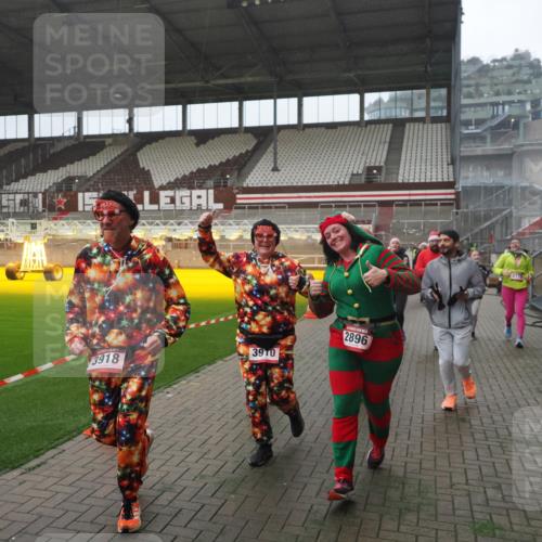 07.12.2025 - St. Pauli X-Mass-Run No. 15 Fabian Wolf http://msf.ph/oto/9394597 07.12.2025 10:25:55 Ziel 50, 211, 369, 374, 387, 398, 422, 1069, 1227, 1538, 1561, 1581, 1586, 2041, 2104, 2106, 2149, 2191, 2215, 2896, 3779, 3805, 3910, 3918, 4300, 4301, 4501, 4775, 4782 meine-sportfotos.de