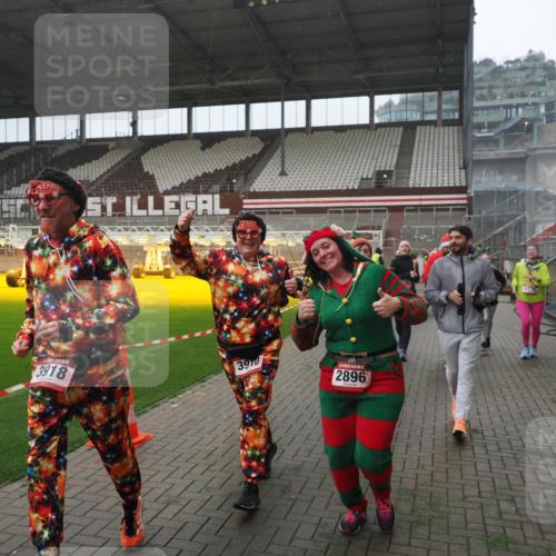 07.12.2025 - St. Pauli X-Mass-Run No. 15 Fabian Wolf http://msf.ph/oto/9394598 07.12.2025 10:25:55 Ziel 50, 211, 369, 374, 387, 398, 422, 1069, 1227, 1538, 1561, 1581, 1586, 2041, 2104, 2106, 2149, 2191, 2215, 2896, 3779, 3805, 3910, 3918, 4300, 4301, 4501, 4775, 4782 meine-sportfotos.de