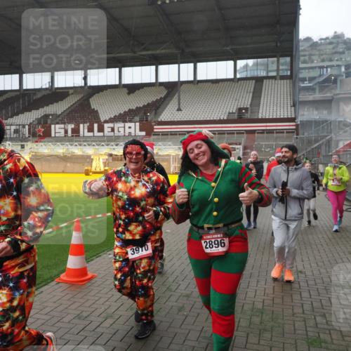 07.12.2025 - St. Pauli X-Mass-Run No. 15 Fabian Wolf http://msf.ph/oto/9394599 07.12.2025 10:25:55 Ziel 50, 211, 369, 374, 387, 398, 422, 1069, 1227, 1538, 1561, 1581, 1586, 2041, 2104, 2106, 2149, 2191, 2215, 2896, 3779, 3805, 3910, 3918, 4300, 4301, 4501, 4775, 4782 meine-sportfotos.de
