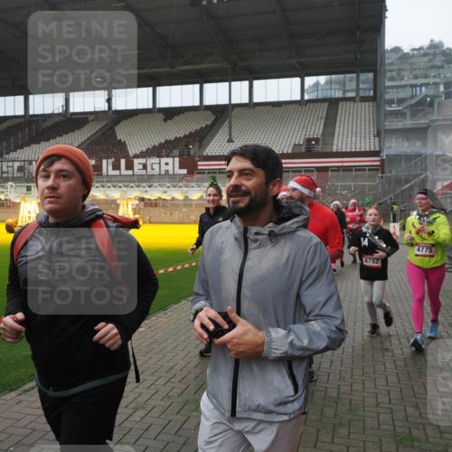 07.12.2025 - St. Pauli X-Mass-Run No. 15 Fabian Wolf http://msf.ph/oto/9394606 07.12.2025 10:25:57 Ziel 369, 374, 387, 398, 422, 1227, 1538, 1561, 1581, 1586, 2041, 2104, 2106, 2149, 2191, 2215, 2896, 3779, 3805, 3910, 3918, 4300, 4301, 4492, 4775, 4782 meine-sportfotos.de