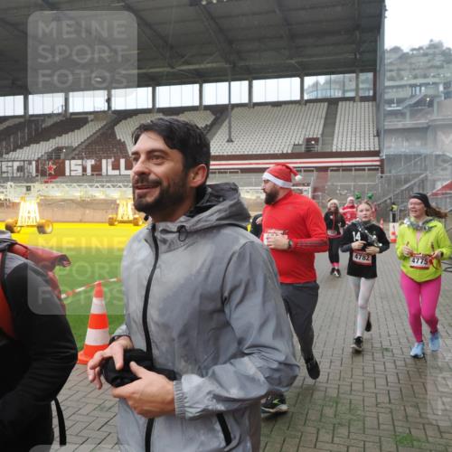 07.12.2025 - St. Pauli X-Mass-Run No. 15 Fabian Wolf http://msf.ph/oto/9394607 07.12.2025 10:25:57 Ziel 369, 374, 387, 398, 422, 1227, 1538, 1561, 1581, 1586, 2041, 2104, 2106, 2149, 2191, 2215, 2896, 3779, 3805, 3910, 3918, 4300, 4301, 4492, 4775, 4782 meine-sportfotos.de