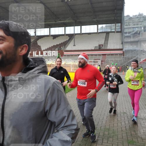07.12.2025 - St. Pauli X-Mass-Run No. 15 Fabian Wolf http://msf.ph/oto/9394608 07.12.2025 10:25:57 Ziel 369, 374, 387, 398, 422, 1227, 1538, 1561, 1581, 1586, 2041, 2104, 2106, 2149, 2191, 2215, 2896, 3779, 3805, 3910, 3918, 4300, 4301, 4492, 4775, 4782 meine-sportfotos.de