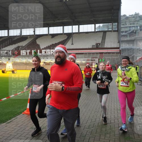07.12.2025 - St. Pauli X-Mass-Run No. 15 Fabian Wolf http://msf.ph/oto/9394610 07.12.2025 10:25:57 Ziel 369, 374, 387, 398, 422, 1227, 1538, 1561, 1581, 1586, 2041, 2104, 2106, 2149, 2191, 2215, 2896, 3779, 3805, 3910, 3918, 4300, 4301, 4492, 4775, 4782 meine-sportfotos.de