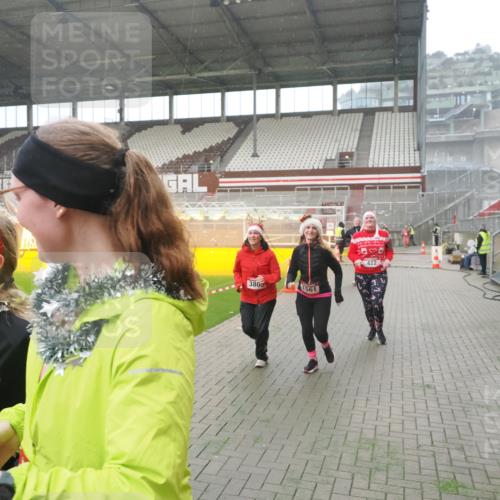 07.12.2025 - St. Pauli X-Mass-Run No. 15 Fabian Wolf http://msf.ph/oto/9394617 07.12.2025 10:25:59 Ziel 369, 374, 387, 398, 422, 1227, 1538, 1561, 1581, 1586, 2041, 2104, 2106, 2149, 2191, 2215, 2896, 3805, 3910, 3918, 4300, 4301, 4492, 4775, 4782 meine-sportfotos.de