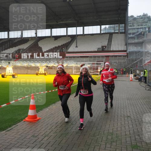 07.12.2025 - St. Pauli X-Mass-Run No. 15 Fabian Wolf http://msf.ph/oto/9394618 07.12.2025 10:25:59 Ziel 369, 374, 387, 398, 422, 1227, 1538, 1561, 1581, 1586, 2041, 2104, 2106, 2149, 2191, 2215, 2896, 3805, 3910, 3918, 4300, 4301, 4492, 4775, 4782 meine-sportfotos.de