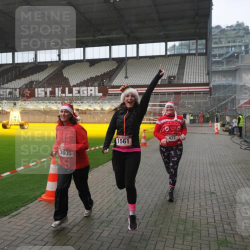 07.12.2025 - St. Pauli X-Mass-Run No. 15 Fabian Wolf http://msf.ph/oto/9394620 07.12.2025 10:26:00 Ziel 374, 387, 422, 1227, 1538, 1561, 1581, 1586, 2041, 2106, 2149, 2191, 2215, 2896, 3805, 3910, 3918, 4300, 4301, 4492, 4775, 4782 meine-sportfotos.de