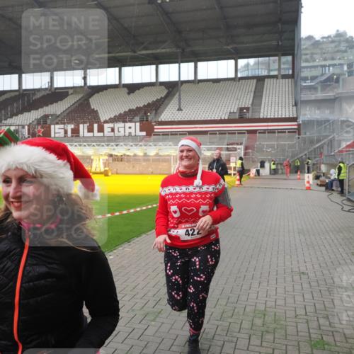 07.12.2025 - St. Pauli X-Mass-Run No. 15 Fabian Wolf http://msf.ph/oto/9394624 07.12.2025 10:26:00 Ziel 374, 387, 422, 1227, 1538, 1561, 1581, 1586, 2041, 2106, 2149, 2191, 2215, 2896, 3805, 3910, 3918, 4300, 4301, 4492, 4775, 4782 meine-sportfotos.de