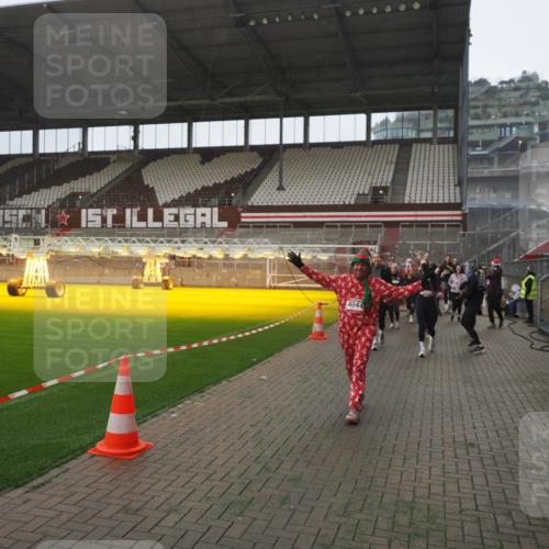 07.12.2025 - St. Pauli X-Mass-Run No. 15 Fabian Wolf http://msf.ph/oto/9394637 07.12.2025 10:26:19 Ziel 23, 28, 368, 1638, 1639, 2068, 2922, 3698, 3699, 4044, 4093, 4460, 4461, 4469, 4481, 4529, 4532, 4699, 4703, 4709, 5010 meine-sportfotos.de