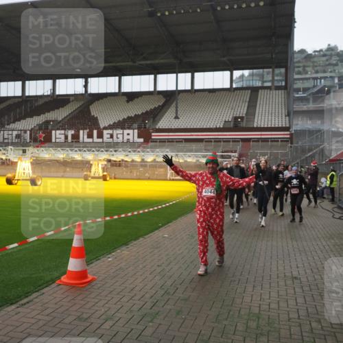 07.12.2025 - St. Pauli X-Mass-Run No. 15 Fabian Wolf http://msf.ph/oto/9394640 07.12.2025 10:26:20 Ziel 23, 28, 368, 1638, 1639, 2068, 2922, 3698, 3699, 4044, 4093, 4448, 4460, 4461, 4469, 4481, 4529, 4532, 4699, 4703, 4709, 5010 meine-sportfotos.de