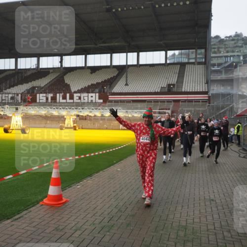 07.12.2025 - St. Pauli X-Mass-Run No. 15 Fabian Wolf http://msf.ph/oto/9394641 07.12.2025 10:26:20 Ziel 23, 28, 368, 1638, 1639, 2068, 2922, 3698, 3699, 4044, 4093, 4448, 4460, 4461, 4469, 4481, 4529, 4532, 4699, 4703, 4709, 5010 meine-sportfotos.de