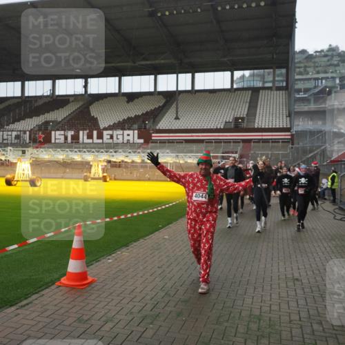 07.12.2025 - St. Pauli X-Mass-Run No. 15 Fabian Wolf http://msf.ph/oto/9394642 07.12.2025 10:26:20 Ziel 23, 28, 368, 1638, 1639, 2068, 2922, 3698, 3699, 4044, 4093, 4448, 4460, 4461, 4469, 4481, 4529, 4532, 4699, 4703, 4709, 5010 meine-sportfotos.de