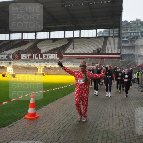 07.12.2025 - St. Pauli X-Mass-Run No. 15 Fabian Wolf http://msf.ph/oto/9394643 07.12.2025 10:26:21 Ziel 23, 28, 368, 1638, 1639, 2068, 2518, 2648, 2649, 2922, 3698, 3699, 4044, 4093, 4448, 4460, 4461, 4469, 4481, 4529, 4532, 4699, 4703, 4709, 5010 meine-sportfotos.de