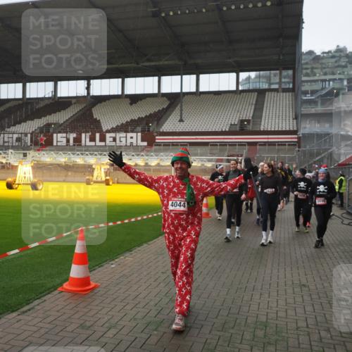 07.12.2025 - St. Pauli X-Mass-Run No. 15 Fabian Wolf http://msf.ph/oto/9394646 07.12.2025 10:26:21 Ziel 23, 28, 368, 1638, 1639, 2068, 2518, 2648, 2649, 2922, 3698, 3699, 4044, 4093, 4448, 4460, 4461, 4469, 4481, 4529, 4532, 4699, 4703, 4709, 5010 meine-sportfotos.de