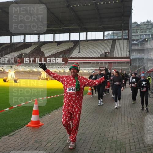 07.12.2025 - St. Pauli X-Mass-Run No. 15 Fabian Wolf http://msf.ph/oto/9394648 07.12.2025 10:26:22 Ziel 23, 28, 368, 1638, 1639, 2068, 2518, 2648, 2649, 2922, 3698, 3699, 4044, 4093, 4448, 4460, 4461, 4469, 4481, 4529, 4532, 4699, 4703, 4709, 5010 meine-sportfotos.de