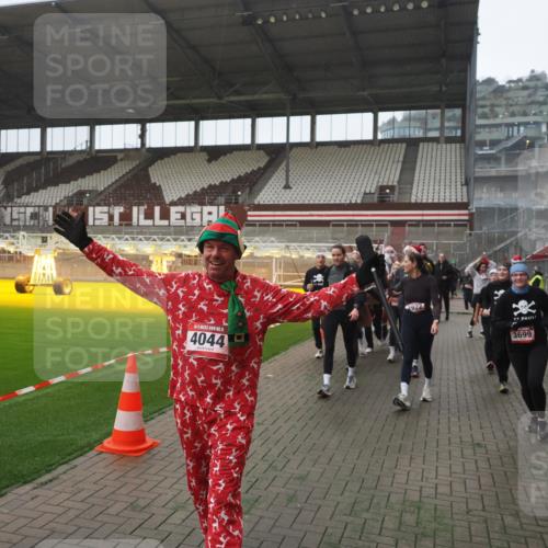 07.12.2025 - St. Pauli X-Mass-Run No. 15 Fabian Wolf http://msf.ph/oto/9394652 07.12.2025 10:26:22 Ziel 23, 28, 368, 1638, 1639, 2068, 2518, 2648, 2649, 2922, 3698, 3699, 4044, 4093, 4448, 4460, 4461, 4469, 4481, 4529, 4532, 4699, 4703, 4709, 5010 meine-sportfotos.de