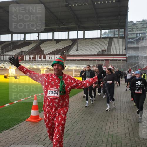 07.12.2025 - St. Pauli X-Mass-Run No. 15 Fabian Wolf http://msf.ph/oto/9394653 07.12.2025 10:26:22 Ziel 23, 28, 368, 1638, 1639, 2068, 2518, 2648, 2649, 2922, 3698, 3699, 4044, 4093, 4448, 4460, 4461, 4469, 4481, 4529, 4532, 4699, 4703, 4709, 5010 meine-sportfotos.de