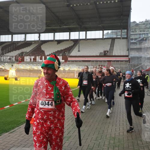 07.12.2025 - St. Pauli X-Mass-Run No. 15 Fabian Wolf http://msf.ph/oto/9394655 07.12.2025 10:26:23 Ziel 23, 28, 368, 1396, 1638, 1639, 2068, 2518, 2648, 2649, 2922, 3698, 3699, 4044, 4093, 4448, 4460, 4461, 4469, 4481, 4529, 4532, 4699, 4703, 4709, 5010 meine-sportfotos.de
