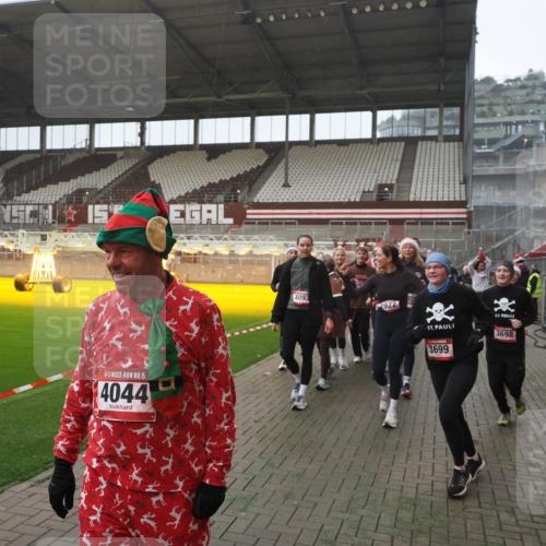 07.12.2025 - St. Pauli X-Mass-Run No. 15 Fabian Wolf http://msf.ph/oto/9394656 07.12.2025 10:26:23 Ziel 23, 28, 368, 1396, 1638, 1639, 2068, 2518, 2648, 2649, 2922, 3698, 3699, 4044, 4093, 4448, 4460, 4461, 4469, 4481, 4529, 4532, 4699, 4703, 4709, 5010 meine-sportfotos.de