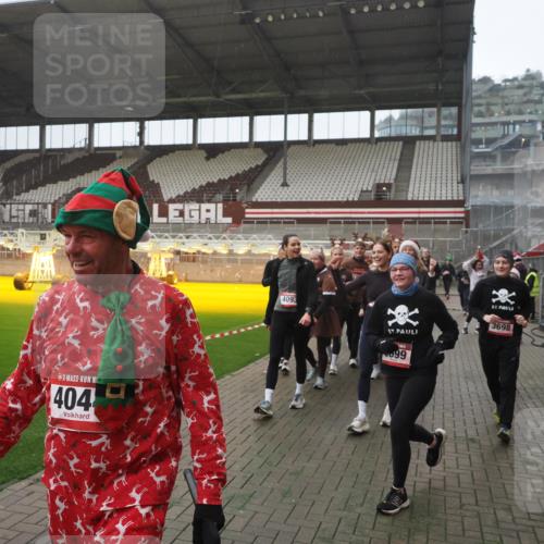 07.12.2025 - St. Pauli X-Mass-Run No. 15 Fabian Wolf http://msf.ph/oto/9394657 07.12.2025 10:26:23 Ziel 23, 28, 368, 1396, 1638, 1639, 2068, 2518, 2648, 2649, 2922, 3698, 3699, 4044, 4093, 4448, 4460, 4461, 4469, 4481, 4529, 4532, 4699, 4703, 4709, 5010 meine-sportfotos.de