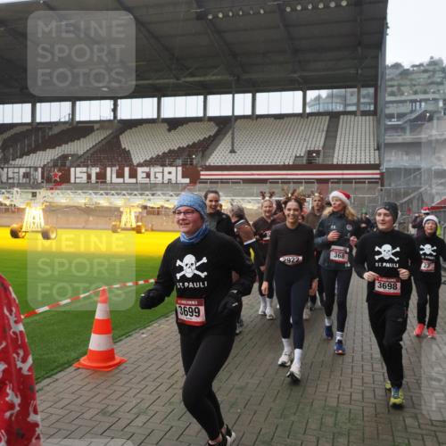 07.12.2025 - St. Pauli X-Mass-Run No. 15 Fabian Wolf http://msf.ph/oto/9394660 07.12.2025 10:26:24 Ziel 23, 28, 368, 1396, 1638, 1639, 2068, 2518, 2648, 2649, 2922, 3698, 3699, 4093, 4448, 4460, 4461, 4469, 4481, 4529, 4532, 4699, 4703, 4709, 5010 meine-sportfotos.de