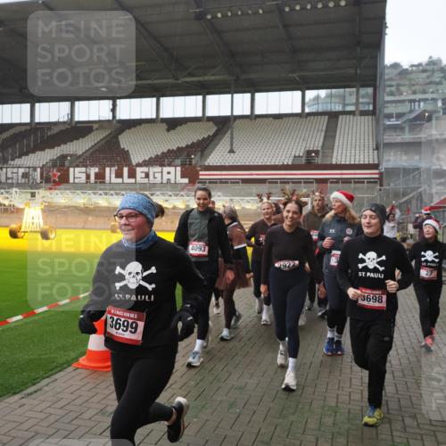 07.12.2025 - St. Pauli X-Mass-Run No. 15 Fabian Wolf http://msf.ph/oto/9394661 07.12.2025 10:26:24 Ziel 23, 28, 368, 1396, 1638, 1639, 2068, 2518, 2648, 2649, 2922, 3698, 3699, 4093, 4448, 4460, 4461, 4469, 4481, 4529, 4532, 4699, 4703, 4709, 5010 meine-sportfotos.de
