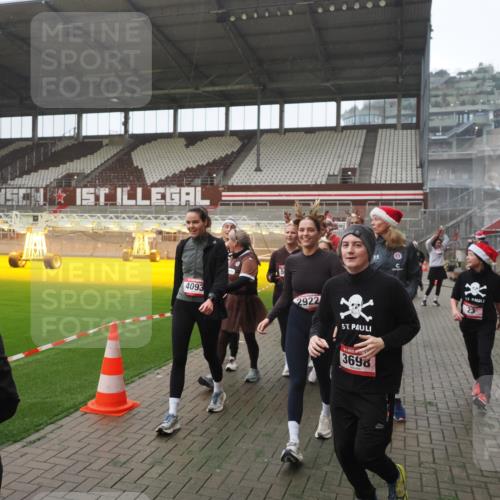 07.12.2025 - St. Pauli X-Mass-Run No. 15 Fabian Wolf http://msf.ph/oto/9394663 07.12.2025 10:26:24 Ziel 23, 28, 368, 1396, 1638, 1639, 2068, 2518, 2648, 2649, 2922, 3698, 3699, 4093, 4448, 4460, 4461, 4469, 4481, 4529, 4532, 4699, 4703, 4709, 5010 meine-sportfotos.de
