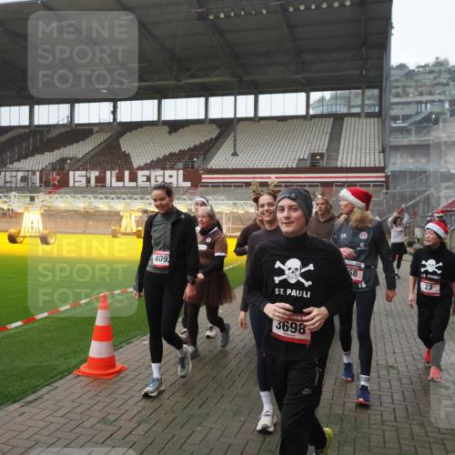07.12.2025 - St. Pauli X-Mass-Run No. 15 Fabian Wolf http://msf.ph/oto/9394664 07.12.2025 10:26:25 Ziel 23, 28, 368, 1396, 1638, 1639, 2068, 2518, 2648, 2649, 2922, 3698, 3699, 4093, 4448, 4460, 4461, 4469, 4481, 4506, 4512, 4529, 4532, 4699, 4703, 4709, 5010 meine-sportfotos.de