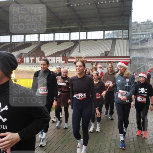 07.12.2025 - St. Pauli X-Mass-Run No. 15 Fabian Wolf http://msf.ph/oto/9394667 07.12.2025 10:26:25 Ziel 23, 28, 368, 1396, 1638, 1639, 2068, 2518, 2648, 2649, 2922, 3698, 3699, 4093, 4448, 4460, 4461, 4469, 4481, 4506, 4512, 4529, 4532, 4699, 4703, 4709, 5010 meine-sportfotos.de