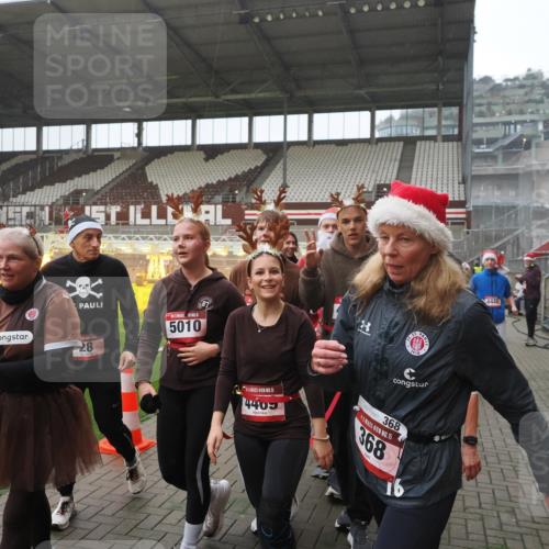 07.12.2025 - St. Pauli X-Mass-Run No. 15 Fabian Wolf http://msf.ph/oto/9394675 07.12.2025 10:26:27 Ziel 23, 28, 368, 1396, 1638, 1639, 2068, 2518, 2648, 2649, 2922, 3698, 3699, 4093, 4448, 4460, 4461, 4469, 4481, 4506, 4512, 4529, 4532, 4699, 4703, 4709, 5010 meine-sportfotos.de