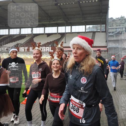07.12.2025 - St. Pauli X-Mass-Run No. 15 Fabian Wolf http://msf.ph/oto/9394676 07.12.2025 10:26:27 Ziel 23, 28, 368, 1396, 1638, 1639, 2068, 2518, 2648, 2649, 2922, 3698, 3699, 4093, 4448, 4460, 4461, 4469, 4481, 4506, 4512, 4529, 4532, 4699, 4703, 4709, 5010 meine-sportfotos.de