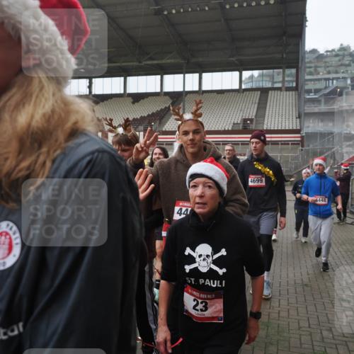 07.12.2025 - St. Pauli X-Mass-Run No. 15 Fabian Wolf http://msf.ph/oto/9394679 07.12.2025 10:26:28 Ziel 23, 28, 368, 1396, 1638, 1639, 2068, 2518, 2648, 2649, 2922, 3698, 3699, 4093, 4448, 4460, 4461, 4469, 4481, 4506, 4512, 4529, 4532, 4699, 4703, 4709, 5010 meine-sportfotos.de