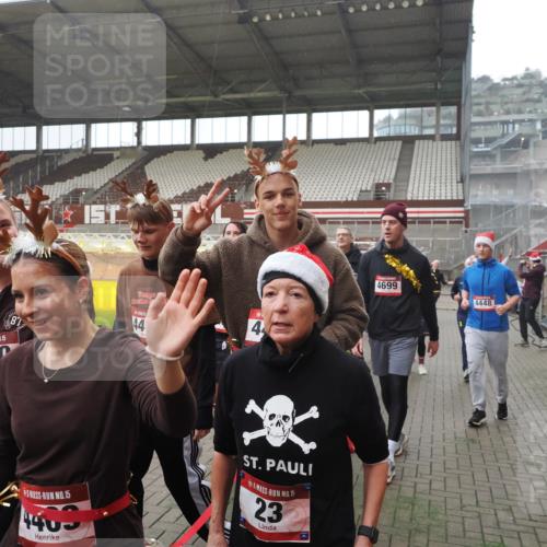 07.12.2025 - St. Pauli X-Mass-Run No. 15 Fabian Wolf http://msf.ph/oto/9394680 07.12.2025 10:26:28 Ziel 23, 28, 368, 1396, 1638, 1639, 2068, 2518, 2648, 2649, 2922, 3698, 3699, 4093, 4448, 4460, 4461, 4469, 4481, 4506, 4512, 4529, 4532, 4699, 4703, 4709, 5010 meine-sportfotos.de