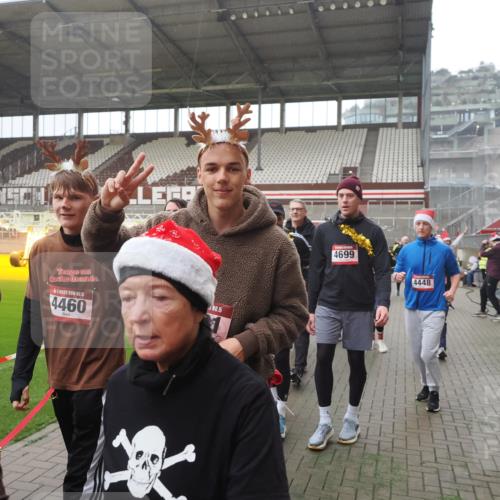 07.12.2025 - St. Pauli X-Mass-Run No. 15 Fabian Wolf http://msf.ph/oto/9394682 07.12.2025 10:26:28 Ziel 23, 28, 368, 1396, 1638, 1639, 2068, 2518, 2648, 2649, 2922, 3698, 3699, 4093, 4448, 4460, 4461, 4469, 4481, 4506, 4512, 4529, 4532, 4699, 4703, 4709, 5010 meine-sportfotos.de