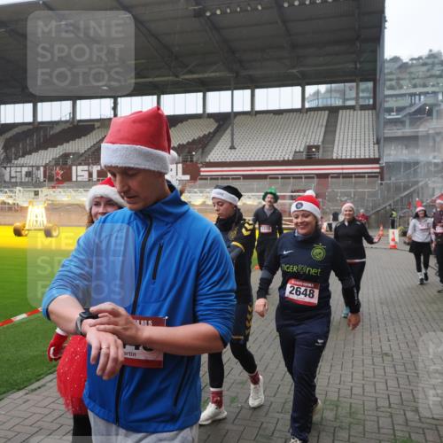 07.12.2025 - St. Pauli X-Mass-Run No. 15 Fabian Wolf http://msf.ph/oto/9394702 07.12.2025 10:26:32 Ziel 23, 28, 368, 1396, 1638, 1639, 2068, 2518, 2648, 2649, 2922, 3698, 3699, 4093, 4448, 4460, 4461, 4469, 4481, 4506, 4512, 4529, 4532, 4699, 4703, 4709, 5010 meine-sportfotos.de