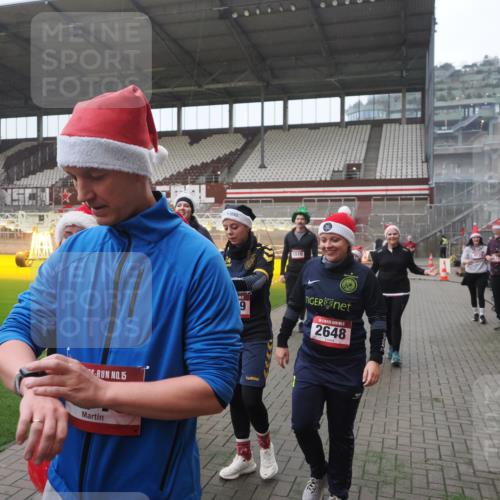 07.12.2025 - St. Pauli X-Mass-Run No. 15 Fabian Wolf http://msf.ph/oto/9394703 07.12.2025 10:26:33 Ziel 23, 28, 368, 1396, 1638, 1639, 2068, 2518, 2648, 2649, 2922, 3698, 3792, 4093, 4448, 4460, 4461, 4469, 4481, 4506, 4512, 4529, 4532, 4699, 4703, 4709, 5010 meine-sportfotos.de