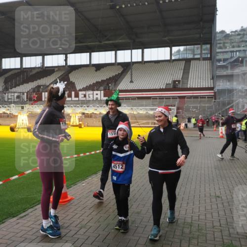 07.12.2025 - St. Pauli X-Mass-Run No. 15 Fabian Wolf http://msf.ph/oto/9394713 07.12.2025 10:26:35 Ziel 28, 1396, 1638, 2068, 2518, 2648, 2649, 3792, 4448, 4460, 4461, 4469, 4481, 4506, 4512, 4529, 4532, 4699, 4703, 4709, 5010 meine-sportfotos.de