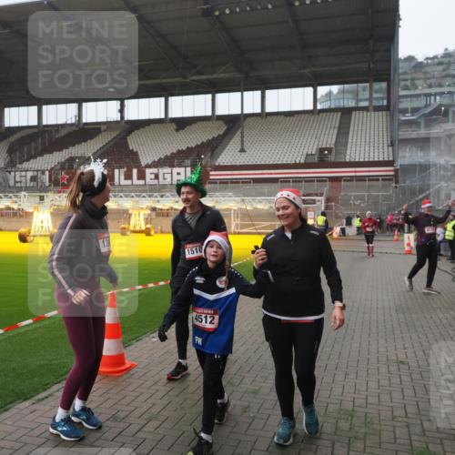 07.12.2025 - St. Pauli X-Mass-Run No. 15 Fabian Wolf http://msf.ph/oto/9394714 07.12.2025 10:26:35 Ziel 28, 1396, 1638, 2068, 2518, 2648, 2649, 3792, 4448, 4460, 4461, 4469, 4481, 4506, 4512, 4529, 4532, 4699, 4703, 4709, 5010 meine-sportfotos.de