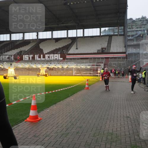 07.12.2025 - St. Pauli X-Mass-Run No. 15 Fabian Wolf http://msf.ph/oto/9394721 07.12.2025 10:26:38 Ziel 1396, 1638, 2068, 2518, 2648, 2649, 3792, 4448, 4506, 4512, 4703 meine-sportfotos.de