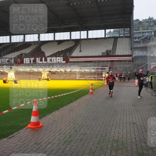 07.12.2025 - St. Pauli X-Mass-Run No. 15 Fabian Wolf http://msf.ph/oto/9394722 07.12.2025 10:26:38 Ziel 1396, 1638, 2068, 2518, 2648, 2649, 3792, 4448, 4506, 4512, 4703 meine-sportfotos.de