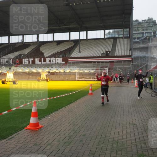 07.12.2025 - St. Pauli X-Mass-Run No. 15 Fabian Wolf http://msf.ph/oto/9394726 07.12.2025 10:26:39 Ziel 1396, 2068, 2518, 2648, 2649, 3792, 4448, 4506, 4512, 4705 meine-sportfotos.de