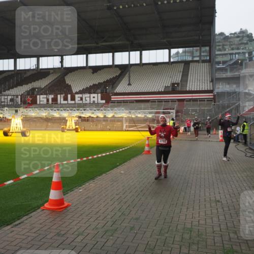 07.12.2025 - St. Pauli X-Mass-Run No. 15 Fabian Wolf http://msf.ph/oto/9394729 07.12.2025 10:26:40 Ziel 1396, 2518, 2648, 2649, 3792, 3828, 4185, 4448, 4506, 4512, 4705 meine-sportfotos.de