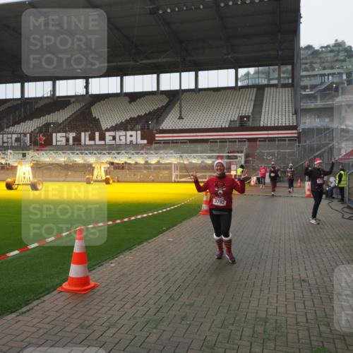 07.12.2025 - St. Pauli X-Mass-Run No. 15 Fabian Wolf http://msf.ph/oto/9394730 07.12.2025 10:26:40 Ziel 1396, 2518, 2648, 2649, 3792, 3828, 4185, 4448, 4506, 4512, 4705 meine-sportfotos.de