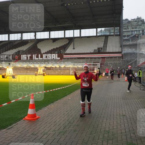 07.12.2025 - St. Pauli X-Mass-Run No. 15 Fabian Wolf http://msf.ph/oto/9394732 07.12.2025 10:26:41 Ziel 1396, 2518, 2648, 2649, 3792, 3828, 4185, 4506, 4512, 4705 meine-sportfotos.de