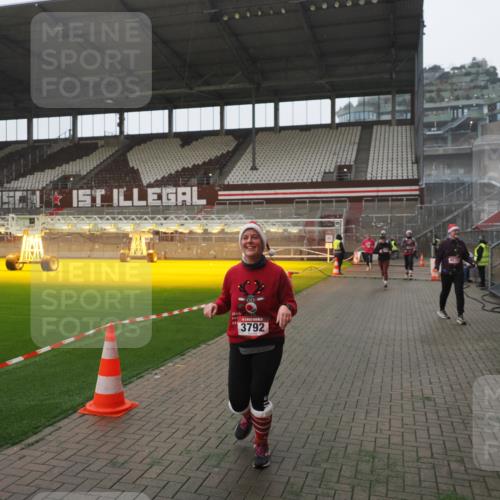 07.12.2025 - St. Pauli X-Mass-Run No. 15 Fabian Wolf http://msf.ph/oto/9394735 07.12.2025 10:26:41 Ziel 1396, 2518, 2648, 2649, 3792, 3828, 4185, 4506, 4512, 4705 meine-sportfotos.de