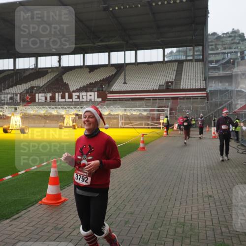 07.12.2025 - St. Pauli X-Mass-Run No. 15 Fabian Wolf http://msf.ph/oto/9394737 07.12.2025 10:26:42 Ziel 1396, 3771, 3787, 3792, 3828, 4185, 4506, 4512, 4705 meine-sportfotos.de