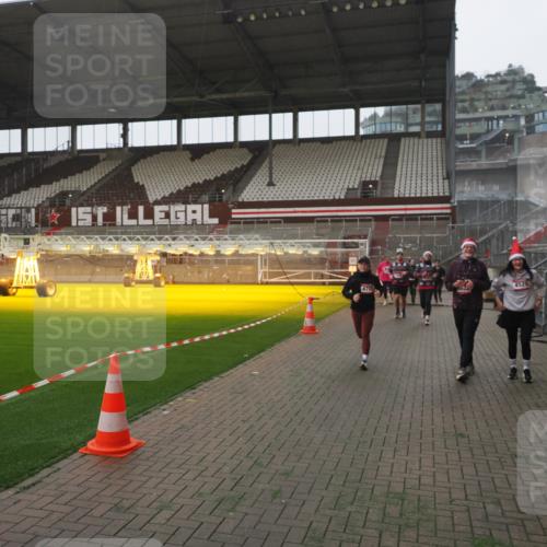 07.12.2025 - St. Pauli X-Mass-Run No. 15 Fabian Wolf http://msf.ph/oto/9394740 07.12.2025 10:26:44 Ziel 3771, 3787, 3792, 3828, 4185, 4506, 4512, 4705 meine-sportfotos.de