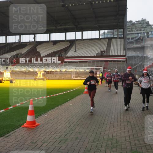 07.12.2025 - St. Pauli X-Mass-Run No. 15 Fabian Wolf http://msf.ph/oto/9394743 07.12.2025 10:26:44 Ziel 3771, 3787, 3792, 3828, 4185, 4506, 4512, 4705 meine-sportfotos.de