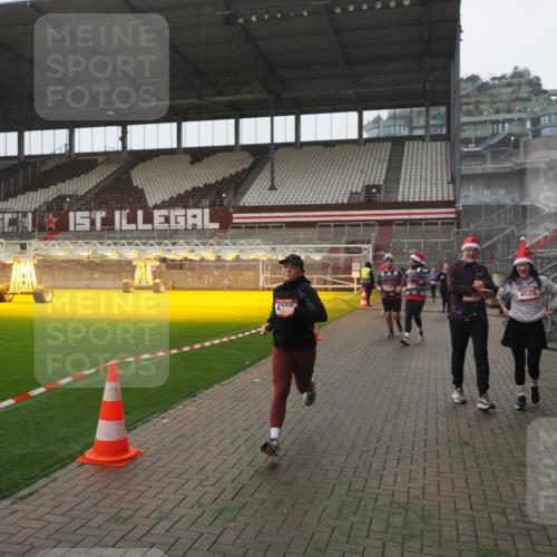 07.12.2025 - St. Pauli X-Mass-Run No. 15 Fabian Wolf http://msf.ph/oto/9394745 07.12.2025 10:26:45 Ziel 3771, 3787, 3792, 3828, 4185, 4384, 4506, 4512, 4705 meine-sportfotos.de