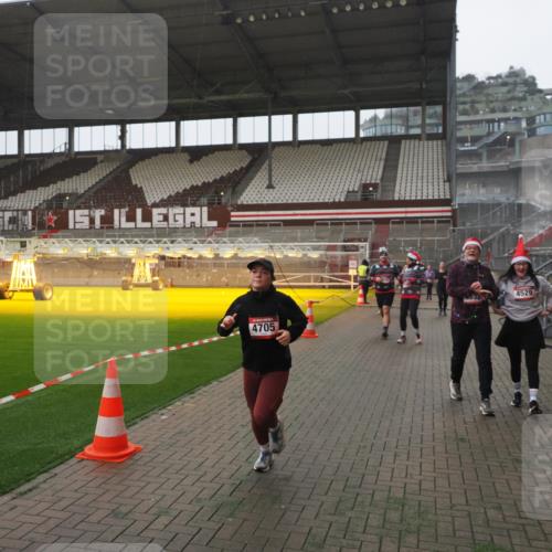 07.12.2025 - St. Pauli X-Mass-Run No. 15 Fabian Wolf http://msf.ph/oto/9394746 07.12.2025 10:26:45 Ziel 3771, 3787, 3792, 3828, 4185, 4384, 4506, 4512, 4705 meine-sportfotos.de